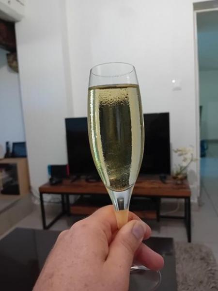 champagne.thumb.jpg.8ee63477c37b33f04f78f01989adf262.jpg
